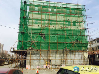 小區(qū)改造搭腳手架 民警提醒防小偷