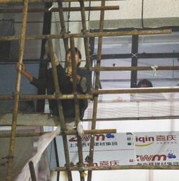 輕生女子懸坐半空情緒激動(dòng)，腳手架上演生死營(yíng)救